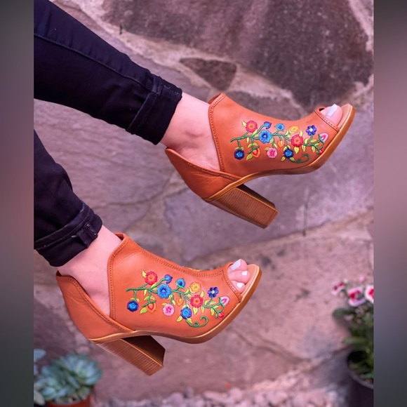 Mexican Artisanal Embroidered Ankle Boots - Beige with Flowers Size 8 - Picture 1 of 5